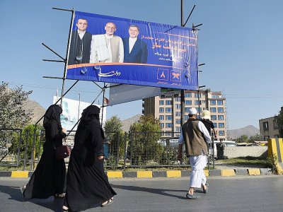 Affiche électorale du président Ashraf Ghani (au centre), candidat à un nouveau mandat, le 11 septembre 2019 à Kaboul - WAKIL KOHSAR [AFP]