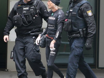 Alain Robert, le "Spiderman français", interpellé par la police allemande après son escalade d'une tour de 42 étages à Francfort, le 28 septembre 2019 - Daniel ROLAND [AFP]