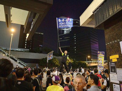 Un manifestant hongkongais brandit un  drapeau en faveur de l'indépendance près des bureaux du gouvernement central dans le quartier d'Admiralty, le 28 septembre 2019 - Nicolas ASFOURI [AFP]