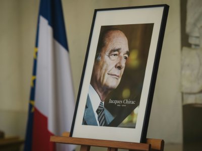 Portrait de l'ancien président de la République Jacques Chirac au palais de l'Elysée, où des registres de condoléances ont été ouverts au public, le 28 septembre 2019 à Paris - LUCAS BARIOULET [AFP]