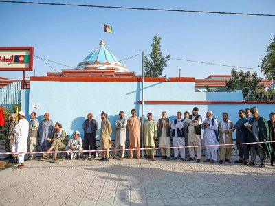 Des hommes font la queue pour voter dans l'élection présidentielle afghane, le 28 septembre 2019 à Mazar-i-Sharif - FARSHAD USYAN [AFP]