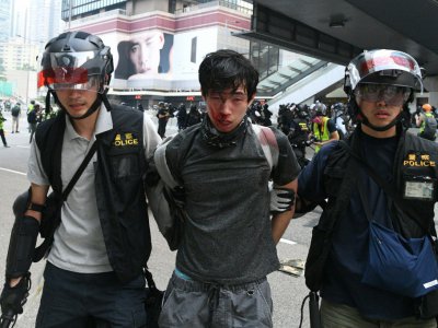 Un manifestant arrêté par la police de Hong Kong pendant des manifestations non autorisées le 29 septembre 2019 - Mohd RASFAN [AFP]