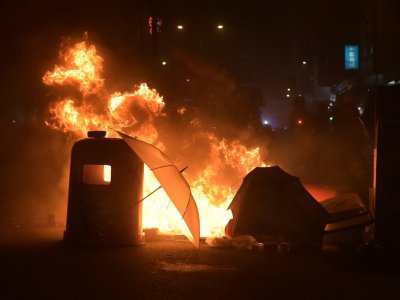 Les manifestants brûlent des débris dans les rues de Hong Kong, lors de heurts avec la police le 29 septembre 2019 - Nicolas ASFOURI [AFP]