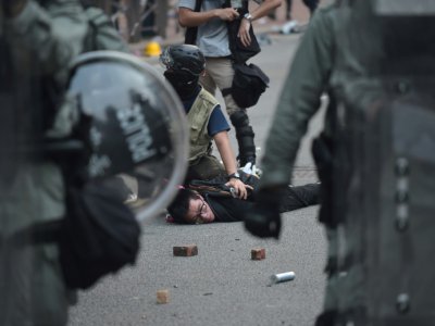 Un homme interpellé par la police lors de heurts à Hong Kong entre forces de l'ordre et manifestants, le 29 septembre 2019 - Nicolas ASFOURI [AFP]