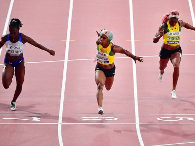 La Jamaïcaine Shelly-Ann Fraser-Pryce (c) remporte la finale du 100 maux Mondiaux de Doha le 29 septembre 2019 - Giuseppe CACACE [AFP]