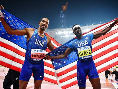 L'Américain Christian Taylor (g) remporte le triple saut devant son compatriote Will Claye (d) aux Mondiaux de Doha le 29 septembre 2019 - ANDREJ ISAKOVIC [AFP]
