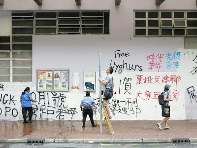 Nettoyage de graffitis inscrits par des manifestants pro-démocratie, à Hong Kong, le 30 septembre 2019 - Richard BROOKS, RICHARD A. BROOKS [AFP]