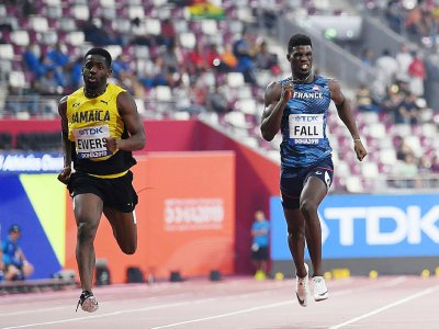 Le Français Mouhamadou Fall (d) lors de sa série du 200 m aux Mondiaux de Doha, le 29 septembre 2019 - Jewel SAMAD [AFP]