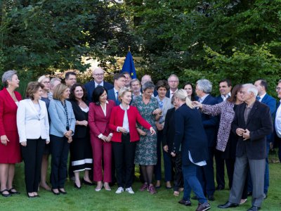 la présidente de la Commission européenne Ursula von der Leyen et les membres de la Commission, avant "la photo de famille" à Genval (Belgique) le 12 septembre 2019 - Kenzo TRIBOUILLARD [AFP/Archives]