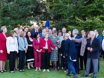 la présidente de la Commission européenne Ursula von der Leyen et les membres de la Commission, avant "la photo de famille" à Genval (Belgique) le 12 septembre 2019 - Kenzo TRIBOUILLARD [AFP/Archives]