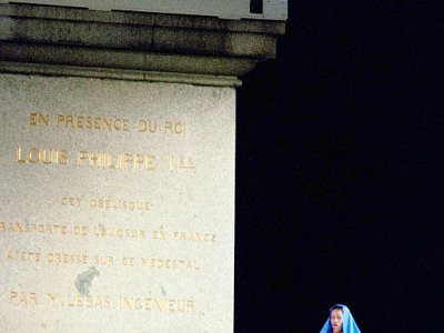 Drapée dans le drapeau français, la cantatrice américaine Jessye Norman interprète La Marseillaise, sur la place de la Concorde à Paris, le 14 juillet 1989, lors du défilé "La Marseillaise" à l'occasion des fêtes de commémoration du bicentenaire de l - JOEL ROBINE [AFP]