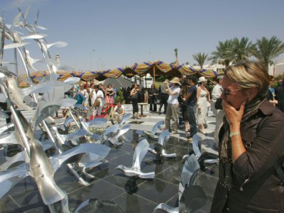 Des proches des victimes françaises du crash de Charm el-Cheikh en 2004 se recueillent le 10 mai 2006 devant un monument commémoratif dans la station balnéaire égyptienne - JACQUES DEMARTHON [AFP/Archives]