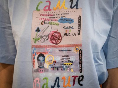 Un T-shirt de la créatrice Alina Mouzytchenko, arborant le passeport d'une membre du groupe contestataire Pussy Riot,, le 17 septembre à Moscou - Yuri KADOBNOV [AFP]
