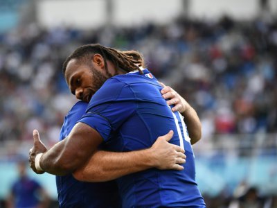 L'ailier du XV de France Alivereti Raka (d) est congratulé après son essai contre les Etats-Unis au Mondial, le 2 octobre 2019 à Fukuoka - FRANCK FIFE [AFP]