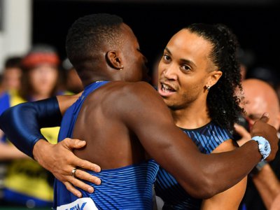 Le Français Pascal Martinot-Lagarde (d), médaille de bronze du 110 m haies, étreint le vainqueur américain Grant Holloway lors des Mondiaux d'athlétisme, le 2 octobre 2019 à Doha - ANDREJ ISAKOVIC [AFP]