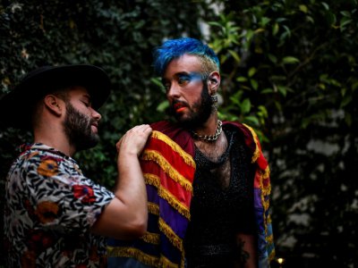 Le duo du groupe "Fado Bicha" ou "Fado Queer", le chanteur Tiago Lila (d) alias "Lila Fadista", et le guitariste Joao Cacador,, le 22 août 2019 à Lisbonne, au Portugal - PATRICIA DE MELO MOREIRA [AFP]