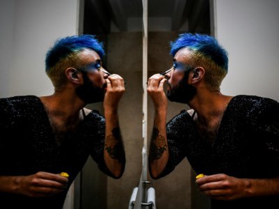 Le chanteur Tiago Lila (d) alias "Lila Fadista" du duo du groupe "Fado Bicha" ou "Fado Queer", se maquille avant un spectacle, le 22 août 2019 à Lisbonne, au Portugal - PATRICIA DE MELO MOREIRA [AFP]