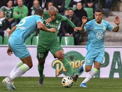 Le milieu de Saint-Etienne Wahbi Khazri (c) entre deux joueurs de Wolfsburg en Ligue Europa, le 3 octobre 2019 à Geoffroy-Guichard - PHILIPPE DESMAZES [AFP]