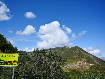 Un panneau "Attention aux ours" dans le parc naturel de Somiedo, le 27 août 2019 dans le nord de l'Espagne - GABRIEL BOUYS [AFP/Archives]