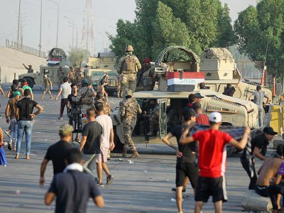 Des manifestants font face aux forces de sécurité irakiennes, le 3 octobre 2019 à Bagdad - AHMAD AL-RUBAYE [AFP]