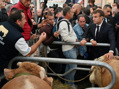 Emmanuel Macron avec des éleveurs le 4 octobre 2019 au "Sommet de l'élevage" à Cournon-d'Auvergne près de Clermont-Ferrand - PHILIPPE DESMAZES [AFP]
