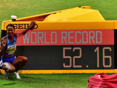 L'Américaine Dalilah Muhammad championne du monde du 400 m haies en battant son propre record du monde, le 4 octobre 2019 à Doha - Giuseppe CACACE [AFP]