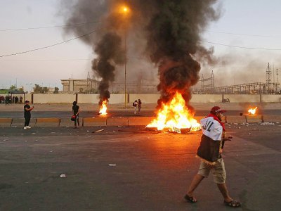 Des manifestants irakiens brûlent des pneus à Bagdad le 4 octobre 2019 - AHMAD AL-RUBAYE [AFP]