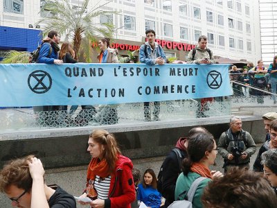 Des militants de mouvements écologistes, dont Extinction Rebellion (XR), manifestent dans le centre commercial Italie 2, le 5 octobre 2019 à Paris - JACQUES DEMARTHON [AFP]