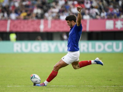 Le demi d'ouverture du XV de France Romain Ntamack frappe une pénalité face aux Tongiens lors du Mondial, le 6 octobre 2019 à Kumamoto - CHRISTOPHE SIMON [AFP]