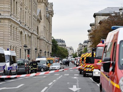 véhicule de police et pompiers autour de la préfecture de police de Paris où 4 personnes ont été tuée, le 3 octobre 2019 - Martin BUREAU [AFP/Archives]