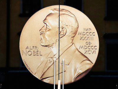 Le profil d'Alfred Nobel orne la porte d'entrée du musée éponyme à Stockholm, le 4 octobre 2019. - Jonathan NACKSTRAND [AFP/Archives]