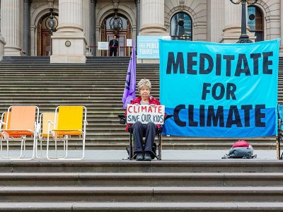 Une manifestante pour le climat tient une pancarte devant le Parlement de l'Etat de Victoria, le 7 octobre 2019 à Melbourne, en Australie - ASANKA BRENDON RATNAYAKE [AFP]