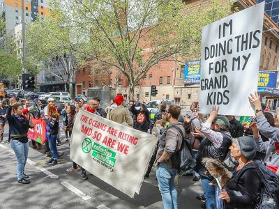 Des militants pour le climat bloquent une rue lors d'une manifestation, le 7 octobre 2019 à Melbourne, en Australie - ASANKA BRENDON RATNAYAKE [AFP]