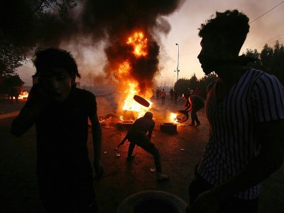 Des manifestants brûlent des pneus, le 5 octobre 2019 à Bagdad, en Irak - AHMAD AL-RUBAYE [AFP]