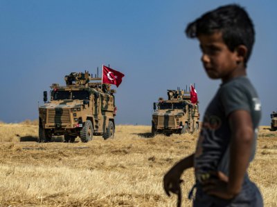 Un convoi de soldats turcs en patrouille près de Tal Abyad, en Syrie, près de la frontière turque, le 4 octobre 2019 - Delil SOULEIMAN [AFP/Archives]