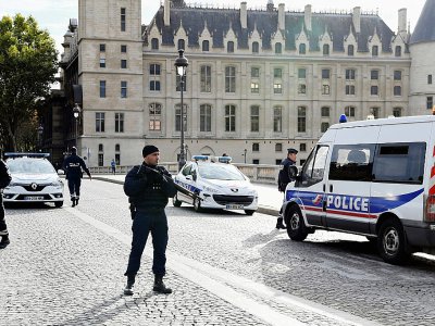 Des policiers près de la Préfecture de police, le 3 octobre 2019 à Paris, après l'attaque qui a coûté la vie à quatre personnes - Bertrand GUAY [AFP/Archives]