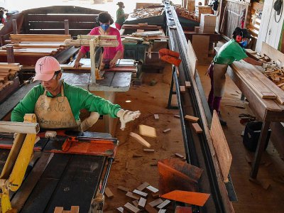 Des employés de la scierie Serra Mansa, à Itaituba dans la forêt amazonienne, le 12 septembre 2019 - NELSON ALMEIDA [AFP]