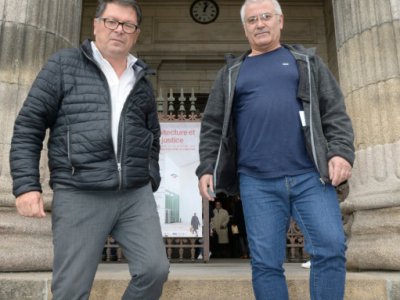 Les garagistes Denis Latour (G) et Joachim De Souza devant le tribunal de Limoges, le 8 octobre 2019 - MEHDI FEDOUACH [AFP]
