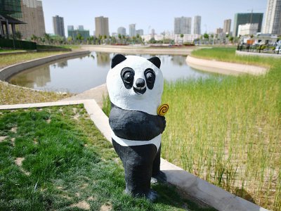 Une statue de panda dans le "Parc du Bonheur" construit à l'emplacement d'un immense cimetière ouïghour détruit sur décision des autorités à Aksu, dans la région du Xinjiang, en Chine, le 14 septembre 2019. - HECTOR RETAMAL [AFP]