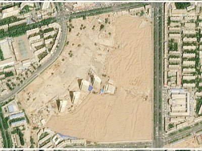 Ce montage d'images satellite reçu le 30 septembre 2019 de CNES 2019, diffusé par Airbus DS et réalisé par Earthrise, montre une image d'un cimetière le 2 juillet 2015 (en haut) à Aksu, dans la région chinoise du Xinjiang, où était enterré le poète o - Handout [CNES 2019/AFP]