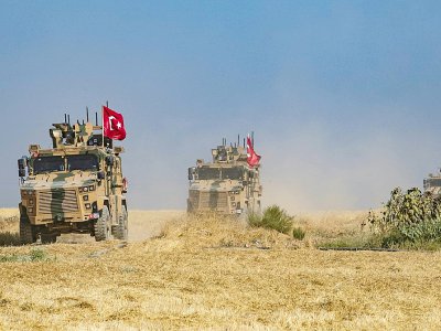 Des véhicules de l'armée turque participnt à une patrouille conjointe avec l'armée américaine près de Tal Abyad, à la frontière avec la Syrie, le 4 octobre 2019 - Delil SOULEIMAN [AFP/Archives]