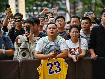Des fans attendent à l'extérieur de l'hôtel les joueurs de la NBA qui doivent disputer un match de présaison entre les Nets et les Lakers, à Shanghai, le 9 octobre 2019 - HECTOR RETAMAL [AFP]