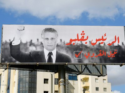 Une affiche électorale en faveur du candidat Nabil Karoui à Tunis, le 9 octobre 2019 - FETHI BELAID [AFP]