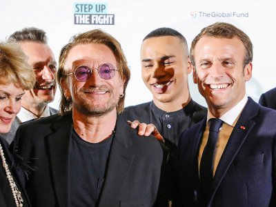 Emmanuel Macron (D), Le styliste Olivier Rousteing (2e-D) et le chanteur d'U2 
Bono (G), à la conférence du Fonds mondial de lutte contre le sida, la tuberculose et le paludisme à Lyon, le 9 octobre 2019 - LUDOVIC MARIN [AFP]