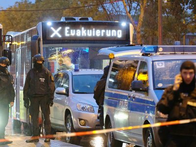 Un bus marqué "Evacuation" escorté par la police à Halle (Allemagne) le 9 octobre 2019 - Sebastian Willnow [dpa/AFP]