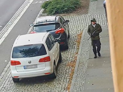 Un homme armé, suspecté d'être l'auteur d'une attaque contre la synagogue de Halle (Allemagne), sur une capture d'écran d'ATV-Studio Halle, le 9 octobre 2019 - Andreas Splett [ATV-Studio Halle/AFP]