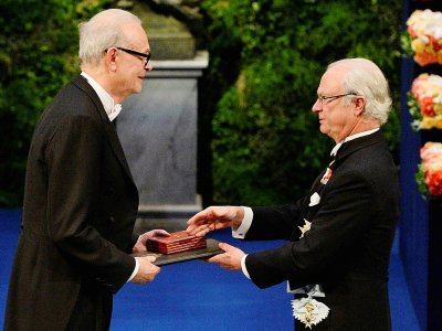 Le Français Patrick Modiano (gauche) reçoit le prix Nobel de littérature des mains du roi de Suède Carl XVI Gustaf à Stockholm le 10 décembre 2014 - JONATHAN NACKSTRAND [AFP/Archives]
