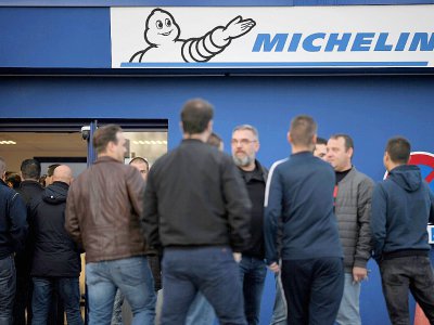 Des salariés se rassemblent sur le site Michelin de La Roche-sur-Yon après l'annonce de sa fermeture, le 10 octobre 2019 - LOIC VENANCE [AFP]