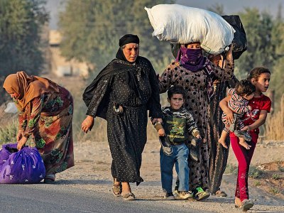 Des civils fuient des bombardements de l'armée turque dans le nord-est de la Syrie, près de Ras al-Aïn, le 9 octobre 2019 - Delil SOULEIMAN [AFP]