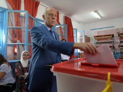 Le candidat à la présidentielle Kais Saied, un indépendant, vote lors des législatives du 6 octobre 2019 à Tunis - Fethi Belaid [AFP/Archives]